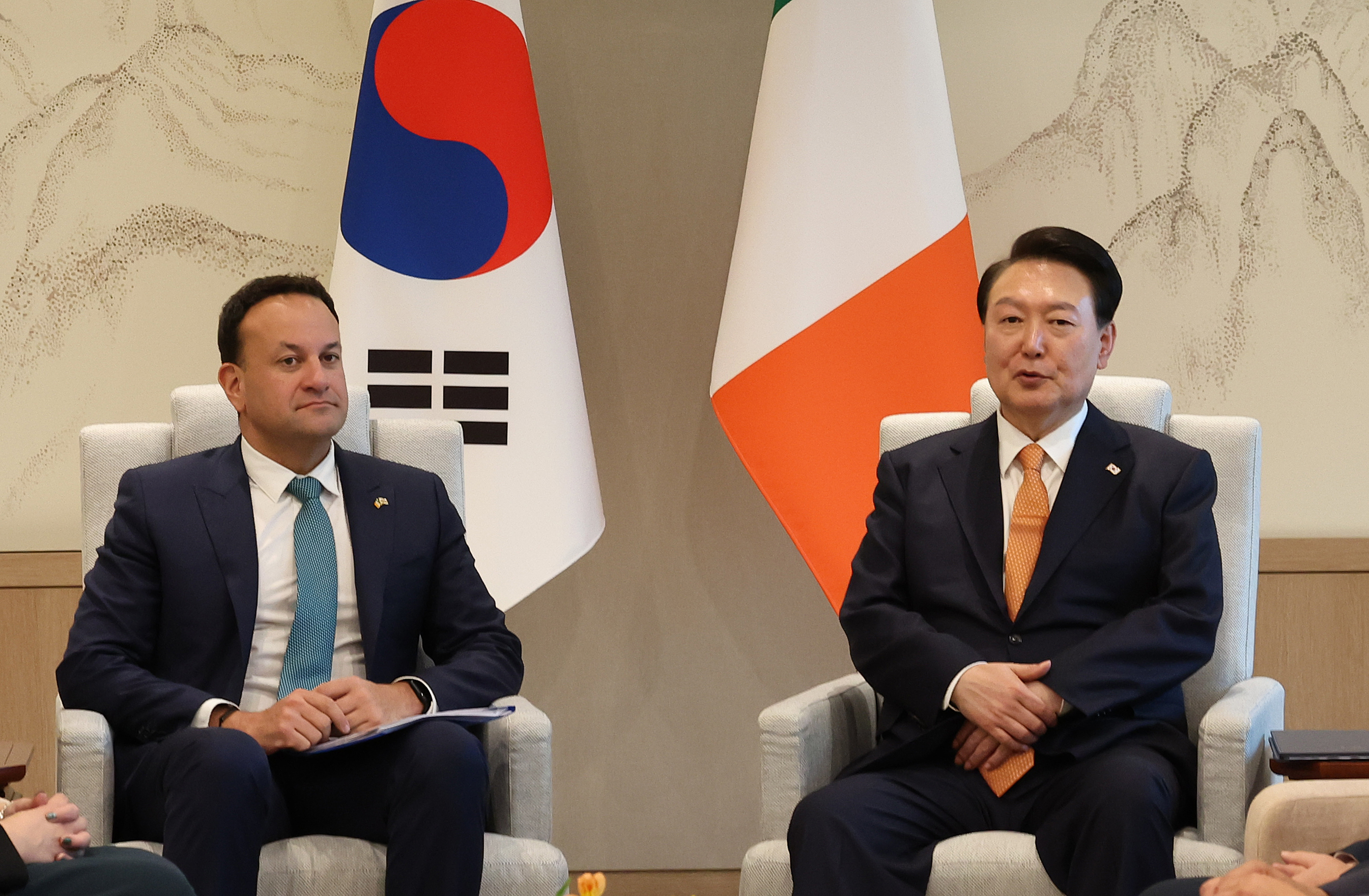 Presiden Yoon Suk Yeol (kanan) dan Perdana Menteri Irlandia, Leo Varadkar mengadakan pertemuan puncak pada tanggal 3 November di Kantor Kepresidenan di Yongsan, Seoul. Keduanya membahas cara-cara untuk memperkuat kerja sama substantif antara kedua negara di berbagai bidang seperti industri bio, perdagangan, investasi, dan riset. (Yonhap News)