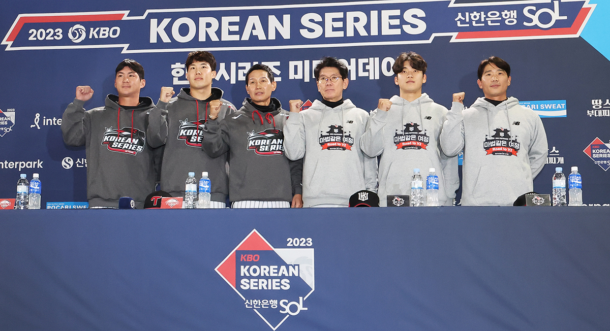 Manajer utama dua tim bisbol profesional Korea, LG Twins dan kt wiz berjanji untuk berusaha sebaik mungkin dalam babak final Liga Bisbol Profesional Korea. Janji ini mereka sampaikan pada 2023 KBO Korean Series Media Day yang digelar pada tanggal 6 November di Stadion Bisbol Jamsil, Songpa-gu, Seoul. Pertandingan pertama babak final Liga Bisbol Profesional Korea akan digelar pada tanggal 7 November pukul 18:30 di Stadion Bisbol Jamsil. Dari kiri ke kanan: Oh Ji-Hwan (kapten tim LG Twins), Im Chankyu (pitcher LG Twins), Youm Kyoungyoub (manajer utama LG Twins), Lee Kang-Chul (manajer utama kt wiz), Park Yeong-Hyeon (pitcher kt wiz), dan Park Kyungsu (infielder kt wiz). (Yonhap News)