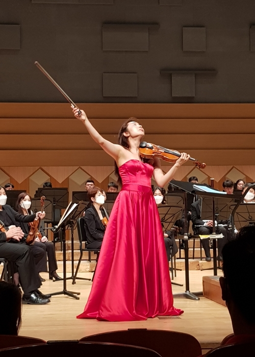 Kim Yoon Hee memainkan Mozart's Violin Concerto No. 3 pada konser kolaborasi dengan Chungbuk Philharmonic Orchestra pada tanggal 17 Juni lalu di Cheongju Art Hall, Cheongju, Provinsi Chungcheong. 