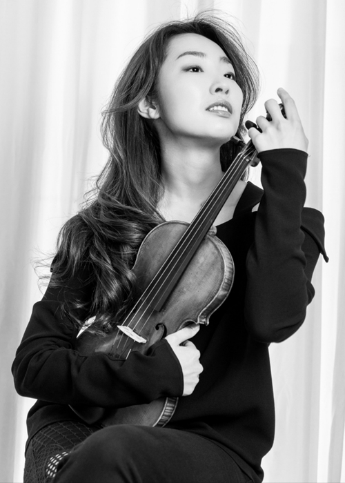 Kim Yoon Hee adalah seorang violinis yang beraktivitas di dalam dan luar Korea setelah menjadi siswa termuda yang berhasil masuk ke dalam program persiapan University of Music and Performing Arts Vienna, Austria.