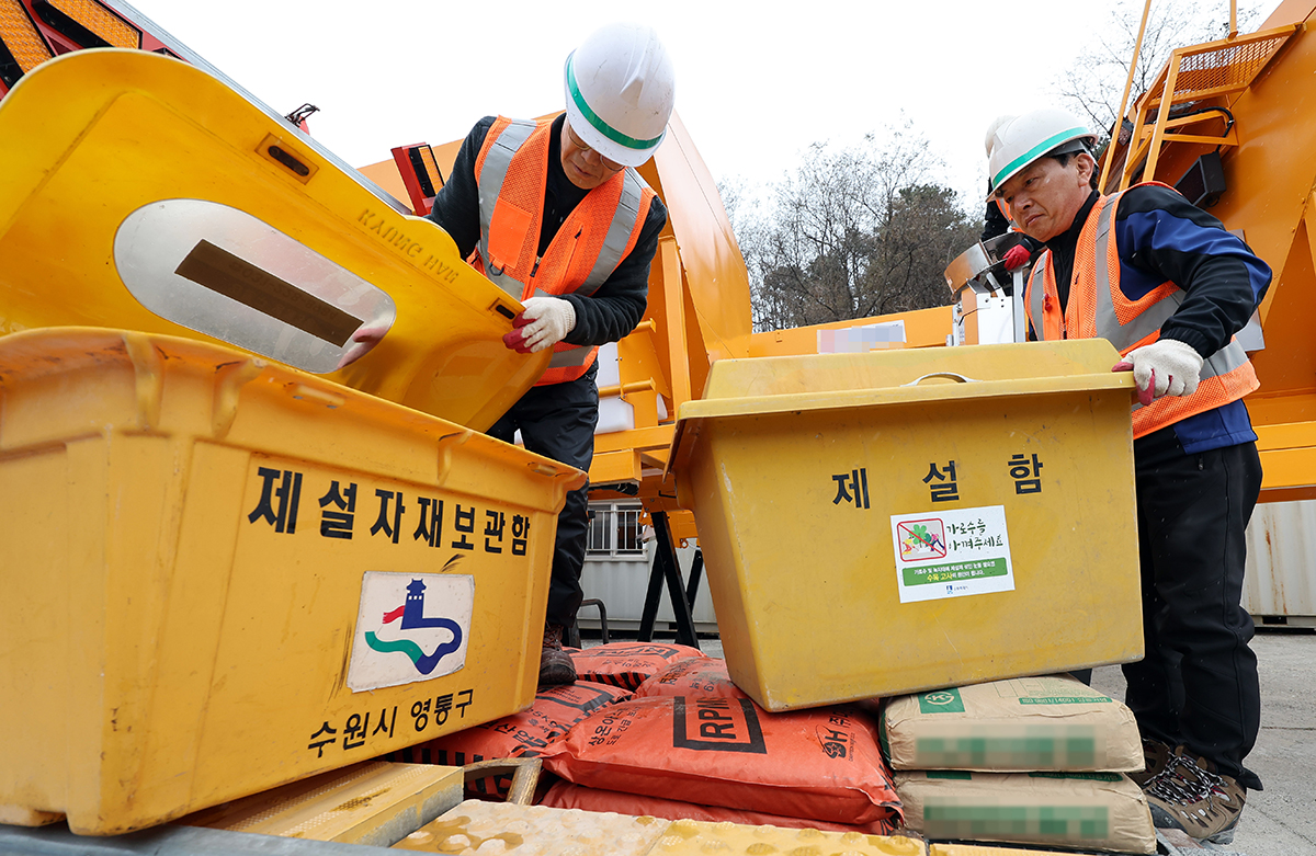 Para petugas terlihat sedang mengecek barang-barang yang diperlukan untuk membersihkan salju yang menumpuk pada tanggal 29 November di Kantor Pemerintahan Yeongtong-gu, Kota Suwon, Provinsi Gyeonggi. Salju turun di berbagai tempat di wilayah ibu kota pada hari itu. (Yonhap News)