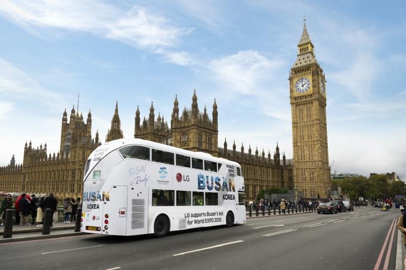 Expo Bus milik LG dengan pesan seperti BUSAN is Ready untuk mendukung penyelenggaraan World Expo 2030 di Kota Busan melewati depan Big Ben, sebuah landmark di London, Inggris. (LG)