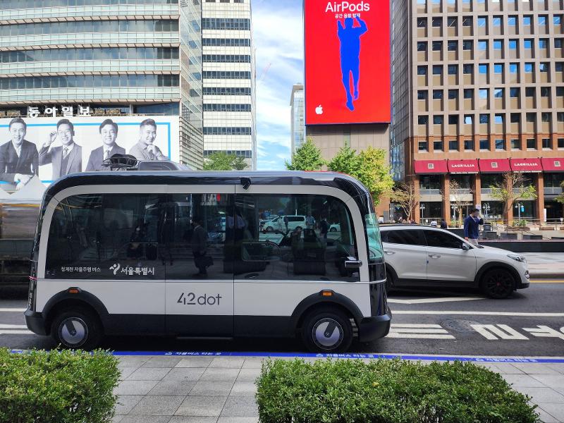 Mulai tanggal 10 November, Pemerintah Kota Seoul akan memperluas rute bus tanpa awak Cheonggyecheon dari 3,2 km menjadi 4,8 km pulang pergi. Foto tersebut menunjukkan bus tanpa awak Cheonggyecheon yang berhenti di Alun-alun Cheonggye di Jongno-gu, Seoul. (Facebook resmi Pemerintah Kota Seoul)