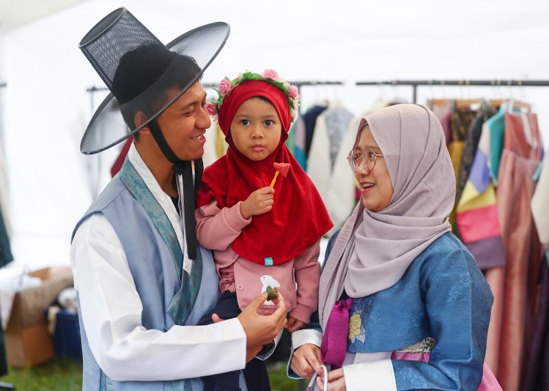 Jumlah penduduk asing yang tinggal di Korea telah mencapai angka tertinggi dalam sejarah. Foto di atas menunjukkan keluarga mahasiswa asing yang berpartisipasi dalam acara untuk mencoba mengenakan hanbok untuk merayakan hari Chuseok. Acara tersebut diadakan pada tanggal 20 September di Universitas Sungkyunkwan di Jongno-gu, Seoul. (Yonhap News)