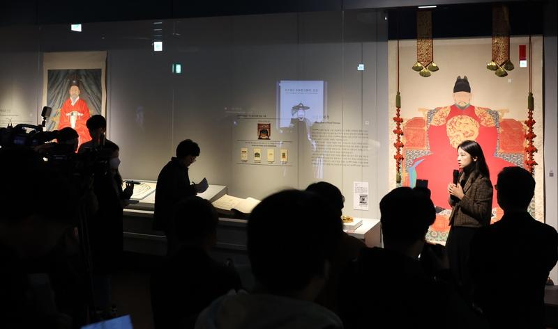 Para reporter terlihat memenuhi ruang konferensi pers menjelang pembukaan National Museum of the Annals of the Joseon Dynasty pada tanggal 9 November di Pyeongchang-gun, Provinsi Gangwon. Museum yang menyimpan berbagai koleksi catatan bersejarah Dinasti Joseon ini akan dibuka secara resmi pada tanggal 12 November. Catatan yang disimpan di dalam museum ini antara lain adalah Joseon Wangjo Sillok (catatan sejarah raja-raja Dinasti Joseon) dan Uigwe (catatan protokol kerajaan pada masa Dinasti Joseon). (Yonhap News)