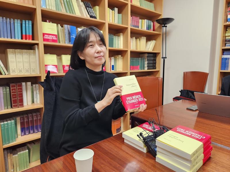 Penulis Han Kang diwawancarai oleh beberapa wartawan Korea setelah memenangkan Penghargaan Sastra Asing Prix Medicis pada tanggal 9 November (waktu setempat) di penerbit Grasset yang terletak di Paris, Prancis. (Yonhap News)