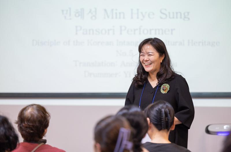 Min Hye Sung terlihat sedang menyampaikan materi pada Lokakarya Pansori untuk Orang Asing yang diselenggarakan tanggal 7 November di Seoul NamsanGugakdang, Jung-gu, Seoul.