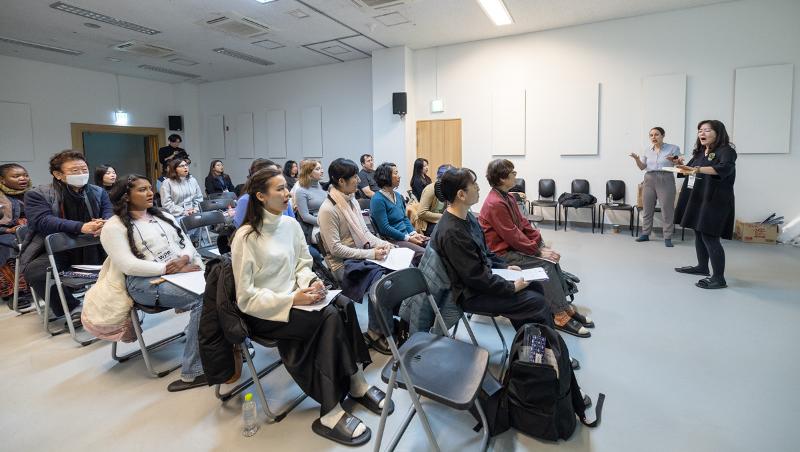 ▲Para peserta terlihat sedang mendengarkan materi pada Lokakarya Pansori untuk Orang Asing yang diselenggarakan tanggal 7 November di Seoul NamsanGugakdang, Jung-gu, Seoul.