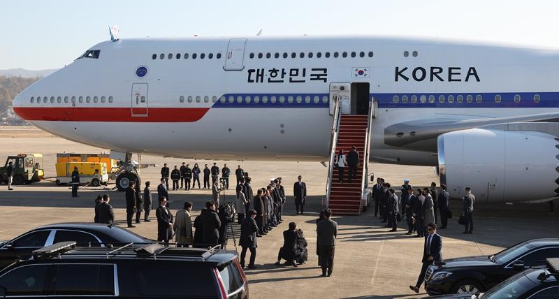 Presiden Yoon Suk Yeol dan Ibu Negara Kim Keon Hee terlihat sedang menaiki Pesawat Air Force One pada tanggal 20 November di Bandara Seoul, Kota Seongnam, Provinsi Gyeonggi. Presiden Yoon dan Ibu Kim meninggalkan Korea pada hari itu untuk mengunjungi Inggris dan Prancis. (Kim Sunjoo)