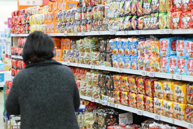 Jumlah ekspor ramyeon dari bulan Januari hingga Oktober 2023 mencapai 785 juta dolar (sekitar 1 triliun won). Foto di atas menunjukkan rak ramyeon di sebuah swalayan yang ada di pusat Kota Seoul. (Yonhap News) 