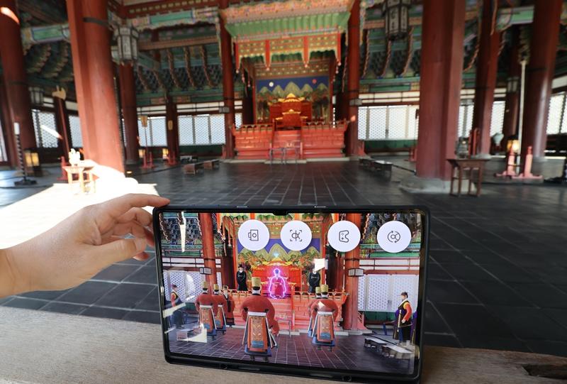 Sebuah upacara kerajaan bernama Jinharye direka ulang dengan menggunakan realitas berimbuh pada tanggal 21 November di Aula Geunjeongjeon, Istana Gyeongbokgung, Jongno-gu, Seoul. Jinharye adalah sebuah upacara kerajaan berskala besar berupa perayaan ulang tahun ke-80 Permaisuri Sinjeong (1808-1890) yang menjadi permaisuri berumur paling panjang pada masa Dinasti Joseon. (Yonhap News)