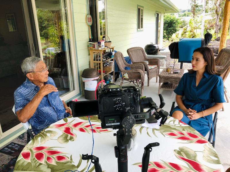 Sutradara Jinyoung Lee terlihat sedang berbagi cerita dengan Harry Kim (kiri) yang menjadi tokoh utama episode 2 Words of Wisdom from the Rainbow State. Kim adalah mantan Kepala Distrik Big Island. (Jinyoung Lee) 