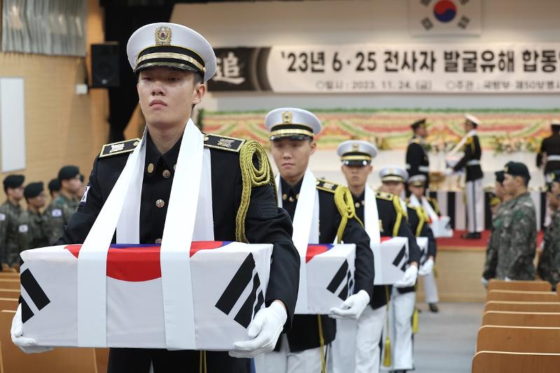 Para tentara militer pada 24 November menyerahkan sisa jenazah tentara yang tewas selama Perang Korea (1950-1953) pada pemakaman bersama yang diadakan di Pemakaman Nasional Yeongcheon, Yeongcheon, Provinsi Gyeongsangbuk. Sekitar 7.000 orang anggota Divisi 50 Angkatan Darat Republik Korea dari bulan April hingga November melakukan penggalian di medan pertempuran utama di sepanjang garis pertahanan Sungai Nakdonggang, termasuk di wilayah Gunwi-gun dan Chilgok-gun serta Kota Yeongcheon dan Mungyeong. Mereka berhasil menemukan sisa jenazah 25 orang tentara dan 2.278 artefak. (Yonhap News)