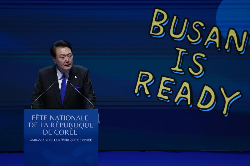 Presiden Yoon Suk Yeol terlihat memberikan kata sambutan pada resepsi peringatan Hari Kebangsaan Korea tanggal 24 November (waktu setempat) di Istana Brongniart, Paris, Prancis.