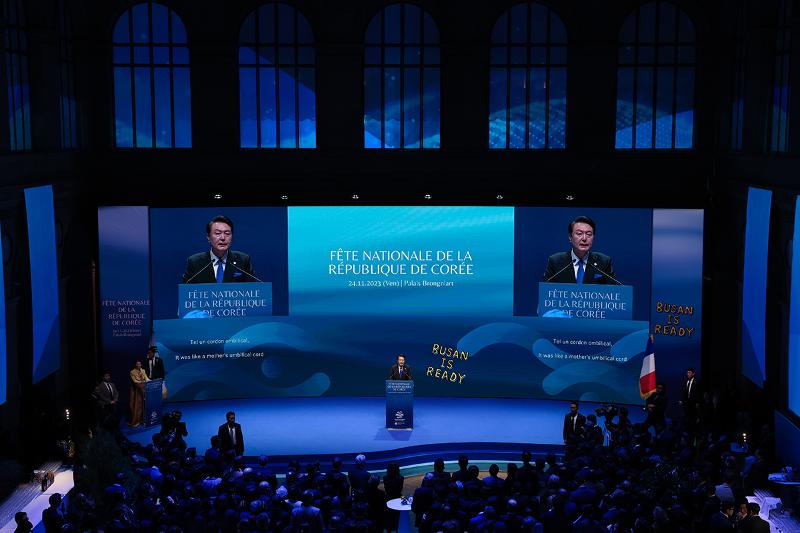 Presiden Yoon Suk Yeol terlihat memberikan kata sambutan pada resepsi peringatan Hari Kebangsaan Korea tanggal 24 November (waktu setempat) di Istana Brongniart, Paris, Prancis. 