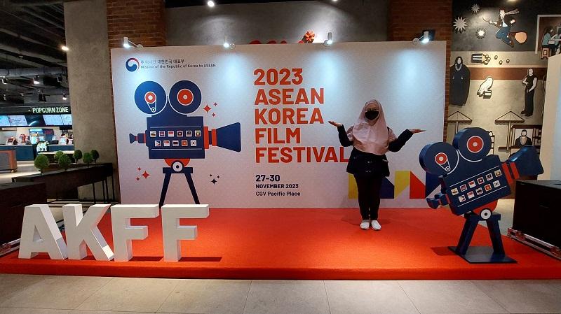 Penulis berfoto di salah satu area foto menarik yang tersedia di AKFF 2023.