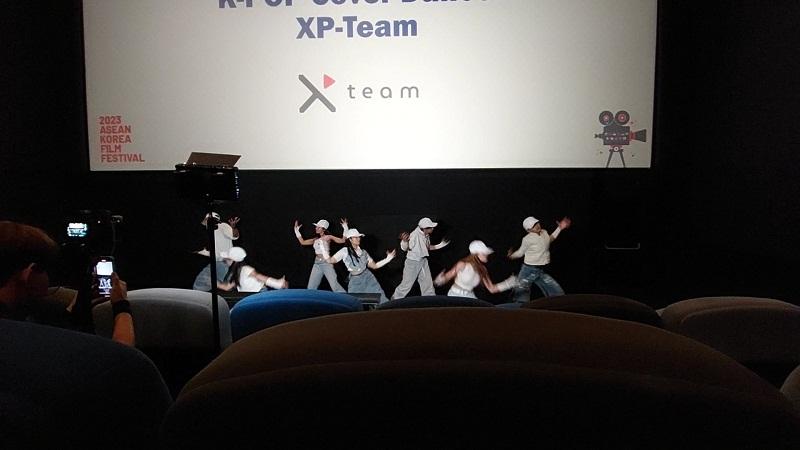 Penampilan K-pop Cover Dance XP Team