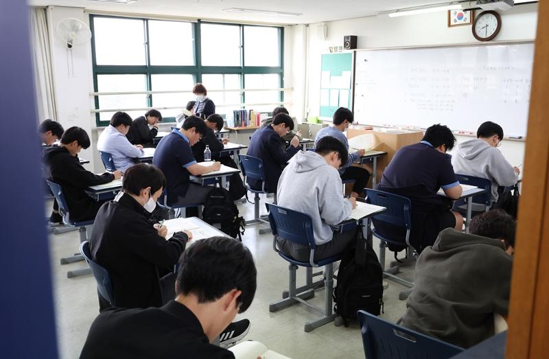 Para siswa SMA Gyeongbok di Jongno-gu, Seoul terlihat sedang mengikuti ujian uji coba untuk Ujian Masuk Perguruan Tinggi pada bulan Mei lalu. (Yonhap News)