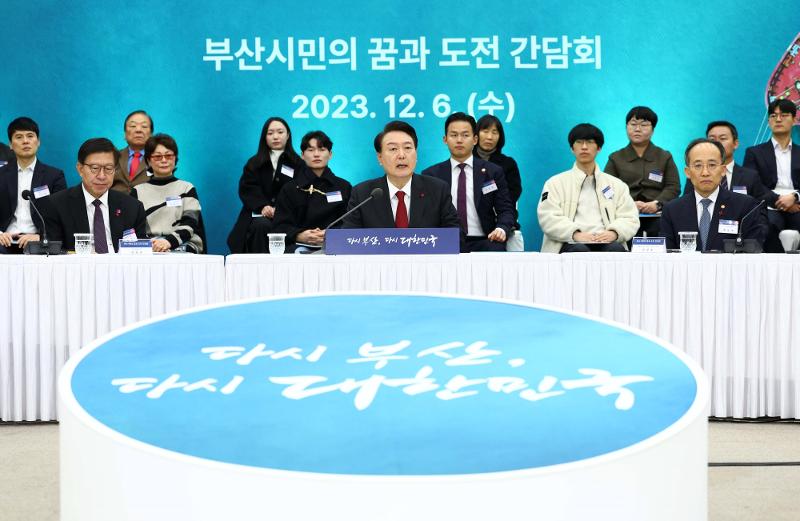 Presiden Yoon Suk Yeol terlihat sedang berpidato pada dialog dengan warga Busan yang digelar tanggal 6 Desember di Busan Port International Exhibition and Convention Center (BPEX), Dong-gu, Busan. (Yonhap News) 