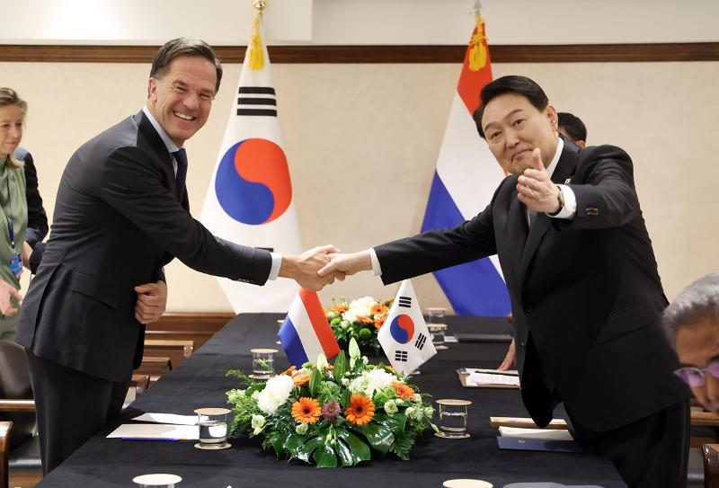 Presiden Yoon Suk Yeol (kanan) berfoto bersama Perdana Menteri Belanda, Mark Rutte, pada KTT Korea-Belanda yang digelar pada tanggal 29 Juni (waktu setempat) di sebuah hotel yang berada di tengah Kota Madrid, Spanyol. (Yonhap News) 