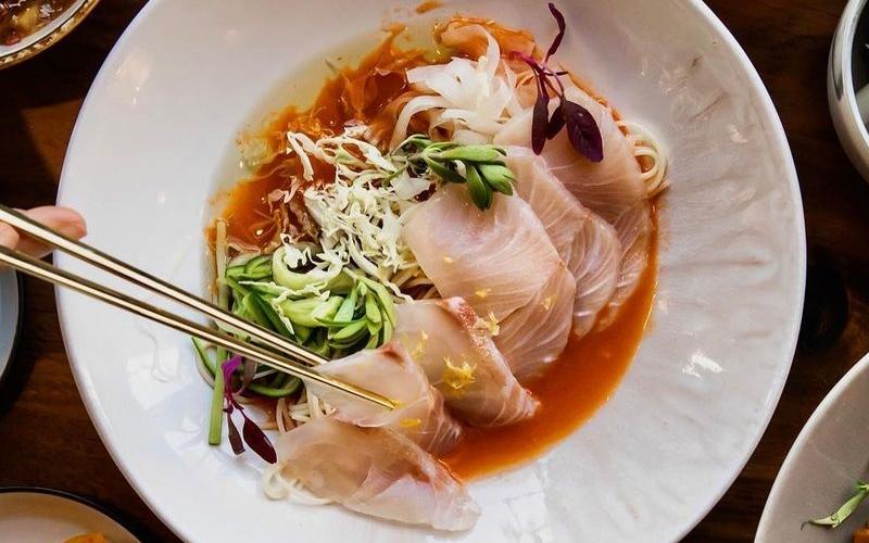 Mulhoemyeon masuk ke dalam daftar 23 of the Best American Dishes of 2023 yang dirilis oleh The New York Times pada tanggal 12 Desember (waktu setempat). Mulhoemyeon adalah makanan Korea fusion yang menjadi salah satu menu di Bansang, restoran Korea fusion yang terletak di San Fransisco, California, Amerika Serikat. (tangkapan layar akun Instagram Bansang)