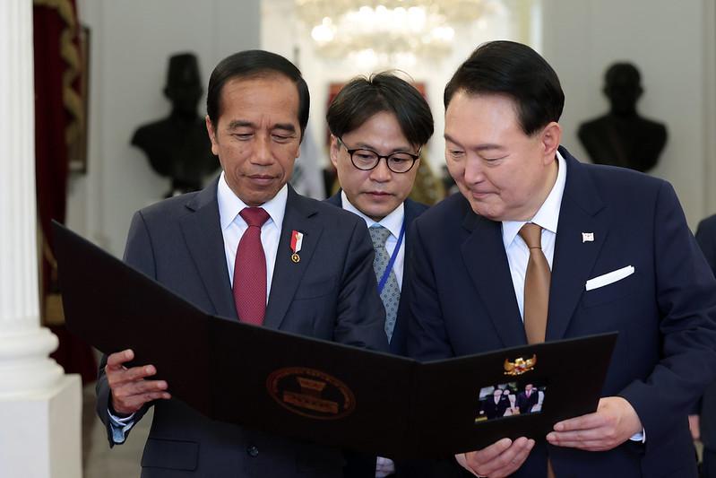 Foto pertemuan Presiden Yoon Suk Yeol dan Presiden Joko Widodo di Istana Negara Indonesia. (Korea.net DB)