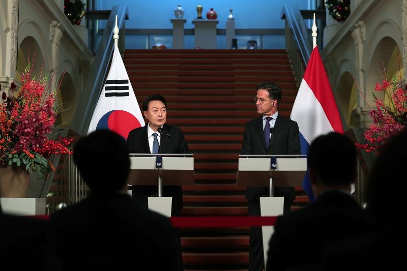 Presiden Yoon Suk Yeol (kiri) terlihat sedang memberikan konferensi pers bersama dengan Perdana Menteri Belanda, Mark Rutte pada tanggal 13 Desember (waktu setempat) di Kantor Perdana Menteri Belanda, Den Haag, Belanda. (Yonhap News) 