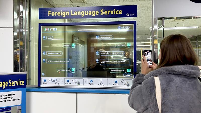 Kardelen Kose yang berasal dari Turkiye mengambil foto Layanan Bahasa Asing yang berada di Stasiun Myeongdong. 