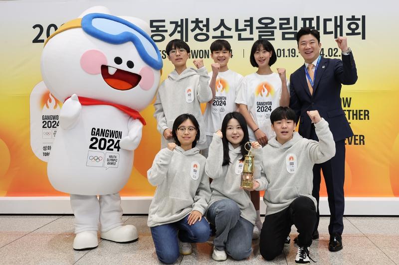 Kepala Komite Pelaksana Gangwon 2024, Jin Jongoh (pertama dari kanan pada baris kedua) berfoto bersama para pembawa api olimpiade dan relawan remaja saat tiba di Bandara internasional Incheon pada tanggal 8 Oktober lalu. Api tersebut dibawa dari upacara penyalaan api olimpiade yang digelar pada tanggal 3 Oktober (waktu setempat) di Panathenaic Stadium, Athena, Yunani. (Yonhap News)