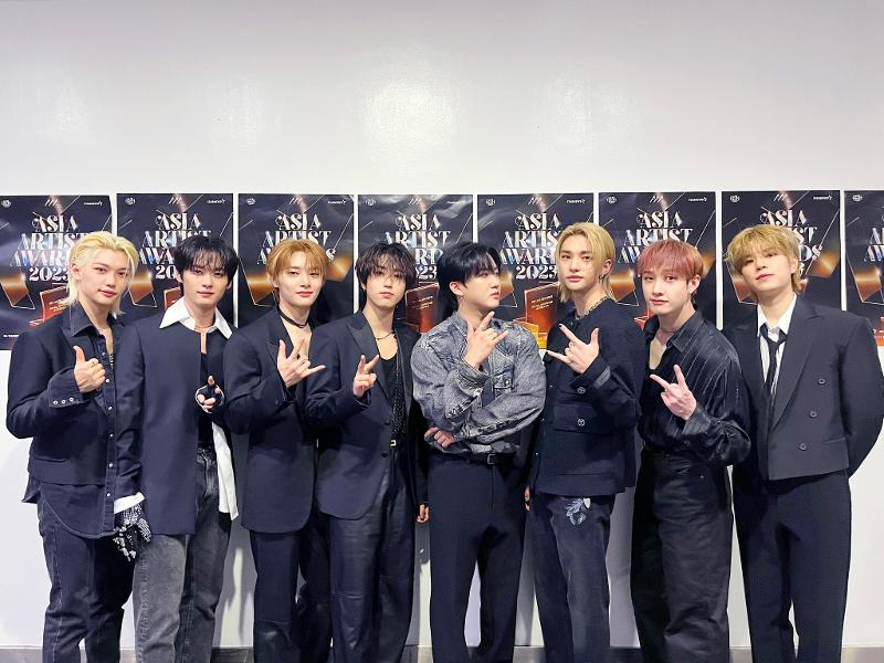 Penjualan album K-pop tahun 2023 telah memecahkan rekor penjualan tahunan dengan melampaui 100 juta kopi. Foto di atas menunjukkan Stray Kids yang menghadiri Asia Artist Award pada tanggal 14 Desember lalu di Arena, Filipina. (Facebook resmi Stray Kids)