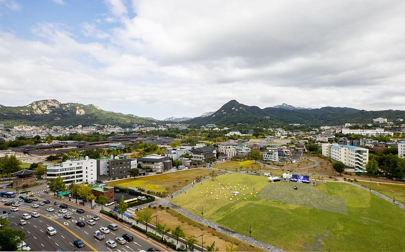 Korea menduduki peringkat kedua dalam kinerja ekonomi tahun ini di antara 35 negara anggota OECD (Organisasi untuk Kerja Sama dan Pembangunan Ekonomi ) yang diumumkan oleh mingguan Inggris The Economist. Foto di atas menunjukkan area sekitar Alun-alun Hijau Songhyeon Terbuka. (Korea.net DB)