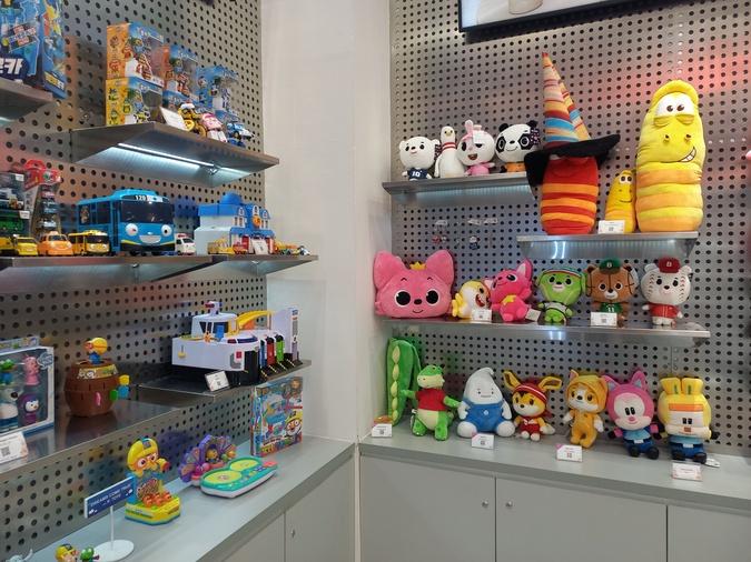 Boneka karakter Pinkfong dan Baby Shark bersama karakter animasi Korea lainnya di Korea 360 Jakarta. (Diana Silaswara)