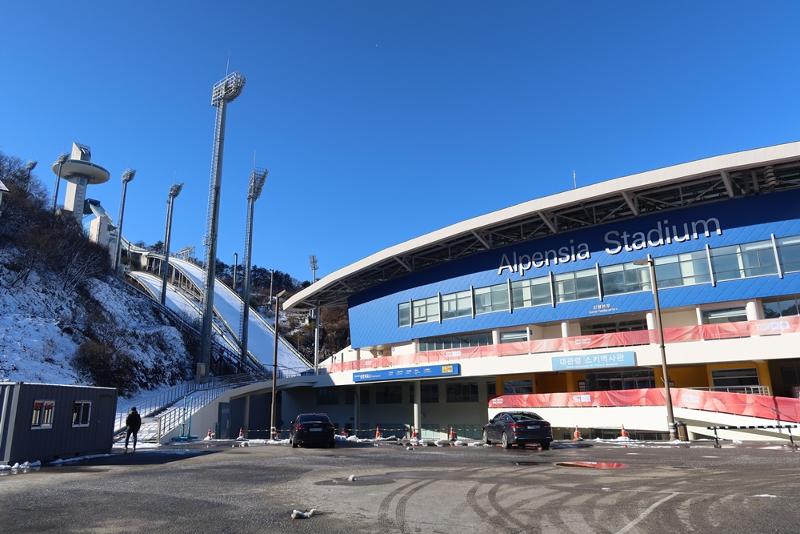 Panorama Stadion Alpensia yang akan digunakan sebagai tempat pertandingan untuk ski cabang kombinasi nordik dan lompat ski pada Olimpiade Remaja Musim Dingin 2024. 