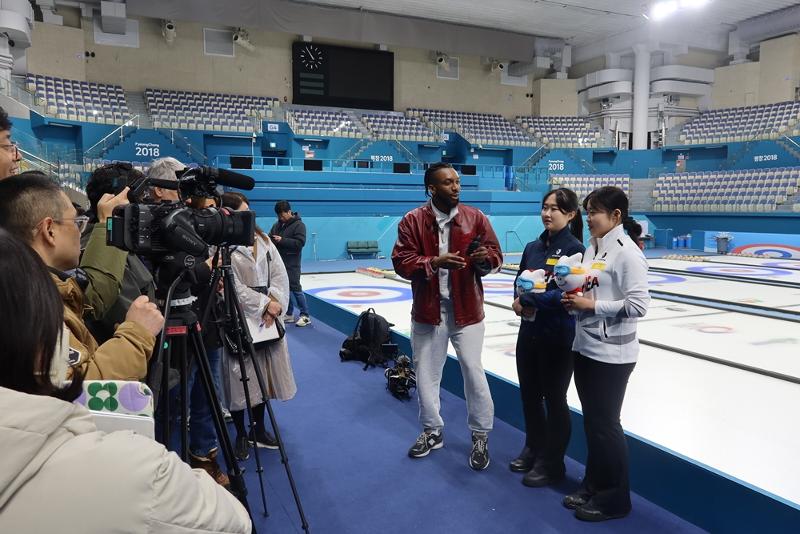 Atlet Korea yang bernama Jang Yu-bin (kedua dari kanan) dan Lee So-won (paling kanan) sedang menjawab pertanyaan dari para wartawan pada tanggal 12 Desember di Gangneung Curling Centre, Kota Gangneung, Provinsi Gangwon. .