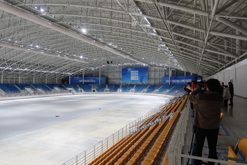 ▲Para wartawan yang bergabung dalam tur wartawan untuk Gangwon 2024 terlihat sedang melihat-lihat lapangan seluncur es di Gangneung Oval, Kota Gangneung, Provinsi Gangwon. Menurut komite pelaksana, pengerjaan rekonstruksi es akan dilakukan pada tanggal 2-12 Januari mendatang. 