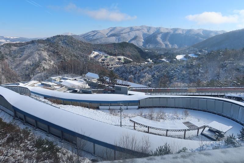 Panorama Olympic Sliding Centre yang berada di Alpensia, Pyeongchang-gun. Tempat ini merupakan tempat penyelenggaraan pertandingan bobsleigh, skeleton, dan luge pada Gangwon 2024.