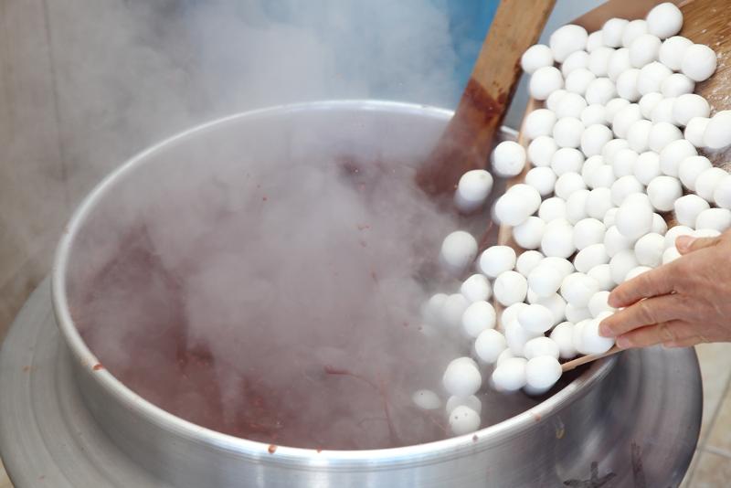 Bubur kacang merah merupakan makanan yang mewakili Hari Dongji. Memakan bubur kacang merah bermakna untuk mendoakan keberuntungan dan menghalau ketidakberuntungan. 