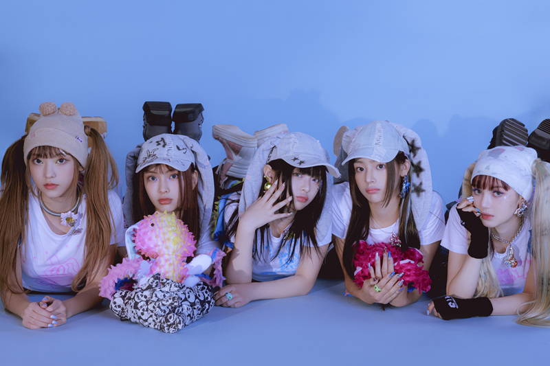 Menurut tangga lagu terbaru yang dirilis Billboard pada tanggal 2 Agustus (waktu setempat) untuk periode 30 Juli-5 Agustus, album mini kedua NewJeans yang berjudul Get Up menduduki puncak tangga album utama Billboard, yaitu Billboard 200. (Akun resmi X Newjeans)