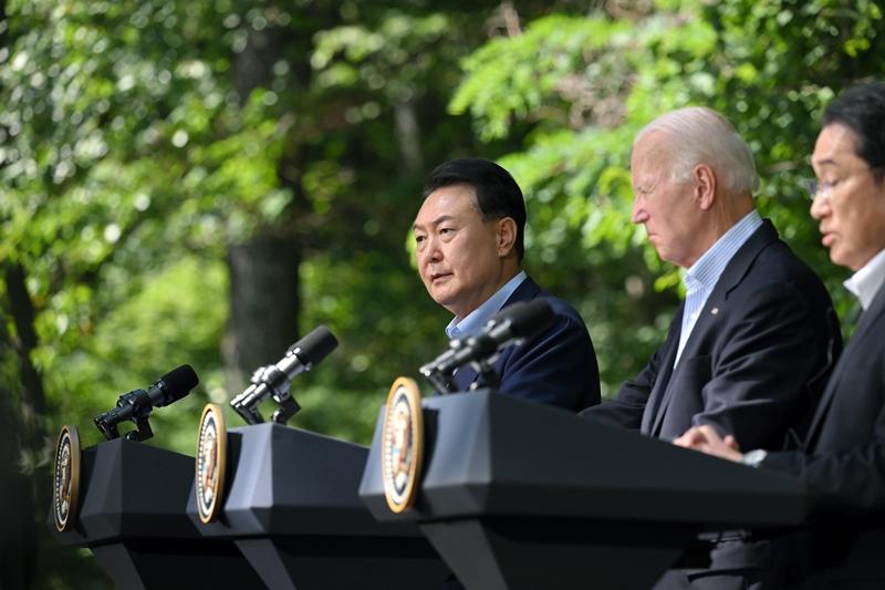 Presiden Yoon Suk Yeol (kiri) memberikan pernyataan pada konferensi pers bersama KTT Korea-AS-Jepang yang digelar pada tanggal 18 Agustus (waktu setempat) di Camp David, Negara Bagian Maryland, Amerika Serikat. (Kang Min Seok, Kantor Kepresidenan Republik Korea)