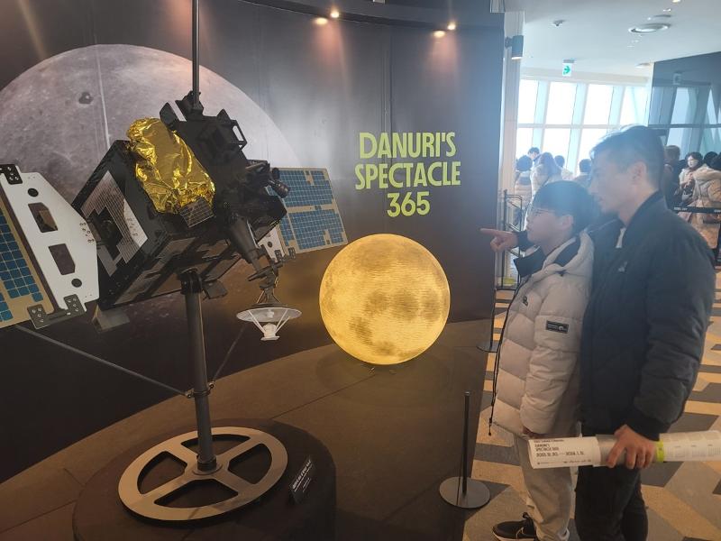 Pameran Danuri's Spectacle 365 terlihat sedang dinikmati pengunjung pada tanggal 26 Desember. Pameran tersebut berada di Observatorium Seoul Sky, Lotte World Tower, Songpa-gu, Seoul. Danuri adalah pengorbit bulan pertama Korea yang melakukan tugasnya untuk mengobservasi bulan di orbit bulan sejak tanggal 27 Desember 2022. (Yonhap News)