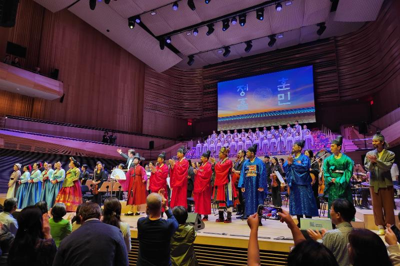 Adegan pertunjukan Hunminjeongeum dari National Chorus of Korea yang digelar pada tanggal 20 September (waktu setempat) di David Geffen Hall, Lincoln Center, New York, AS. (KCC New York)