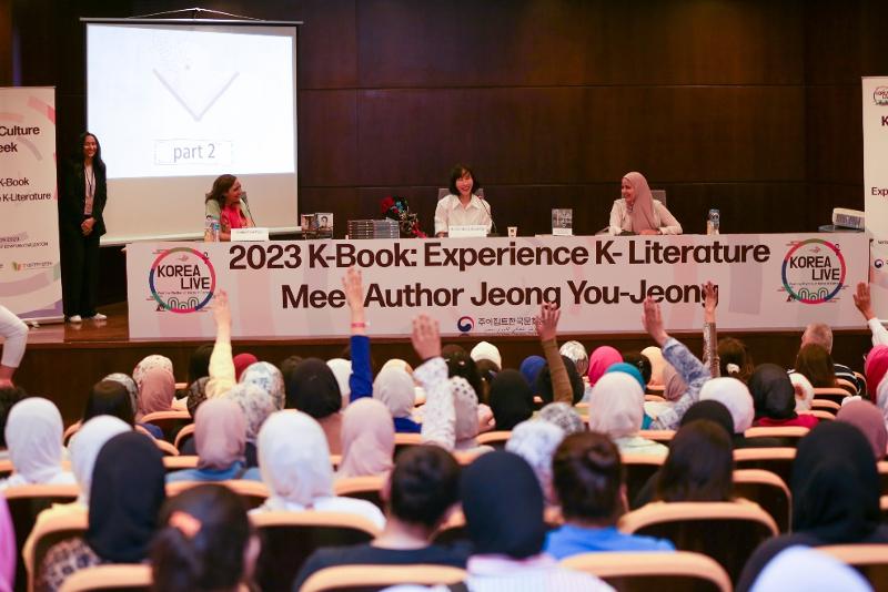 KCC Mesir mengadakan acara terkait sastra Korea pada tanggal 9-13 September 2023 (waktu setempat) di National Museum of Egyptian Civilization. Foto di atas menunjukkan penulis Jeong You-Jeong yang sedang menerima pertanyaan dari para pembaca Mesir pada acara pertemuan dengan penulis pada tanggal 9 September. (KCC Mesir)