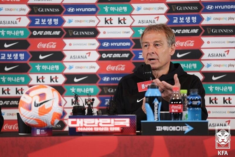 Pelatih timnas Korea, Jurgen Klinsmann terlihat sedang menjawab pertanyaan wartawan pada perilisan daftar nama atlet timnas Korea untuk Piala Asia 2023 yang digelar pada tanggal 28 Desember di CGV Yongsan, Yongsan-gu, Seoul. 