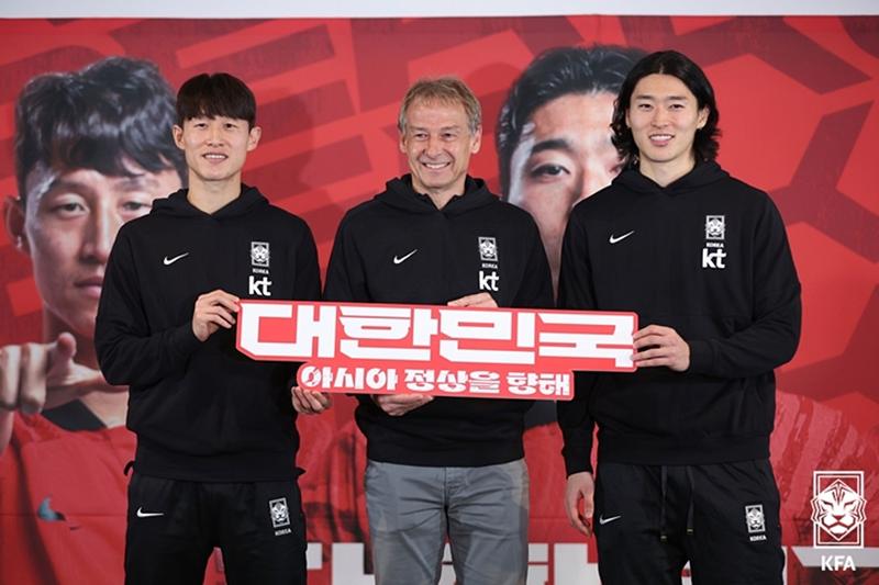 Pelatih timnas Korea, Jurgen Klinsmann (tengah) berfoto bersama Lee Jae-Sung (kiri) dan Cho Gue-Sung (kanan) pada pada perilisan daftar nama atlet timnas Korea untuk Piala Asia 2023 yang digelar pada tanggal 28 Desember di CGV Yongsan, Yongsan-gu, Seoul. 