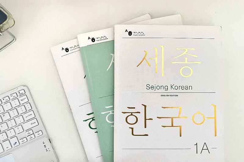 Tiga jenis buku yang digunakan selama belajar di King Sejong Institute. Buku-buku tersebut tersedia dalam bahasa Korea dan bahasa Inggris.