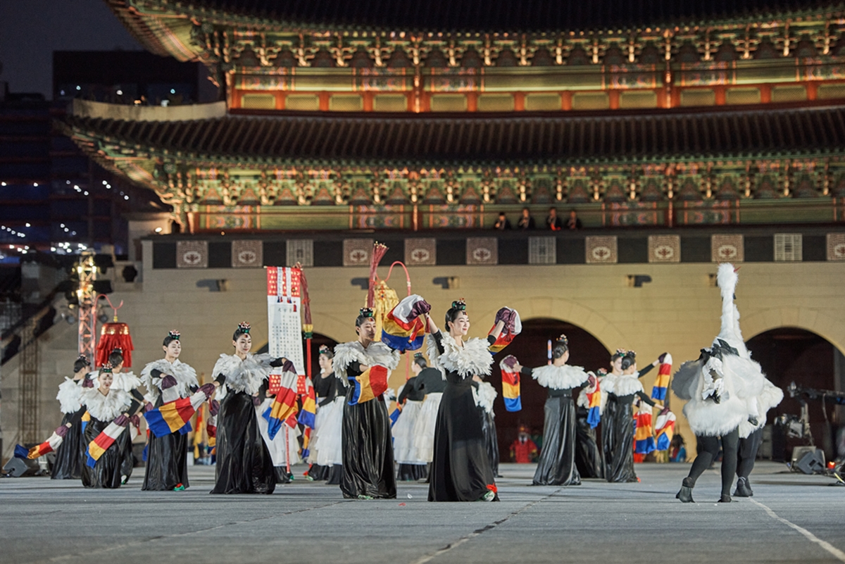 Jumlah pengunjung yang mengunjungi empat istana utama, Kuil Jongmyo, serta Makam Kerajaan Dinasti Joseon pada tahun 2023 mencetak rekor dalam sejarah. Foto di atas menunjukkan upacara pembukaan Festival Budaya Kerajaan yang digelar pada tanggal 28 bulan April tahun 2023. (Departemen Istana dan Makam Kerajaan di Badan Administrasi Warisan Budaya Korea)