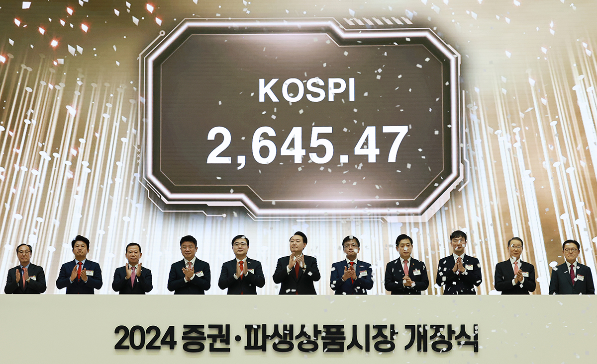 Presiden Yoon Suk Yeol (keenam dari kiri) menghadiri upacara pembukaan pasar sekuritas dan derivatif 2024 yang digelar pada pagi hari tanggal 2 Januari di Korea Exchange, Yeouido, Yeongdeungpo-gu, Seoul. Presiden Yoon adalah presiden petahana pertama yang menghadiri upacara pembukaan pasar sekuritas dan derivatif. (Yonhap News)