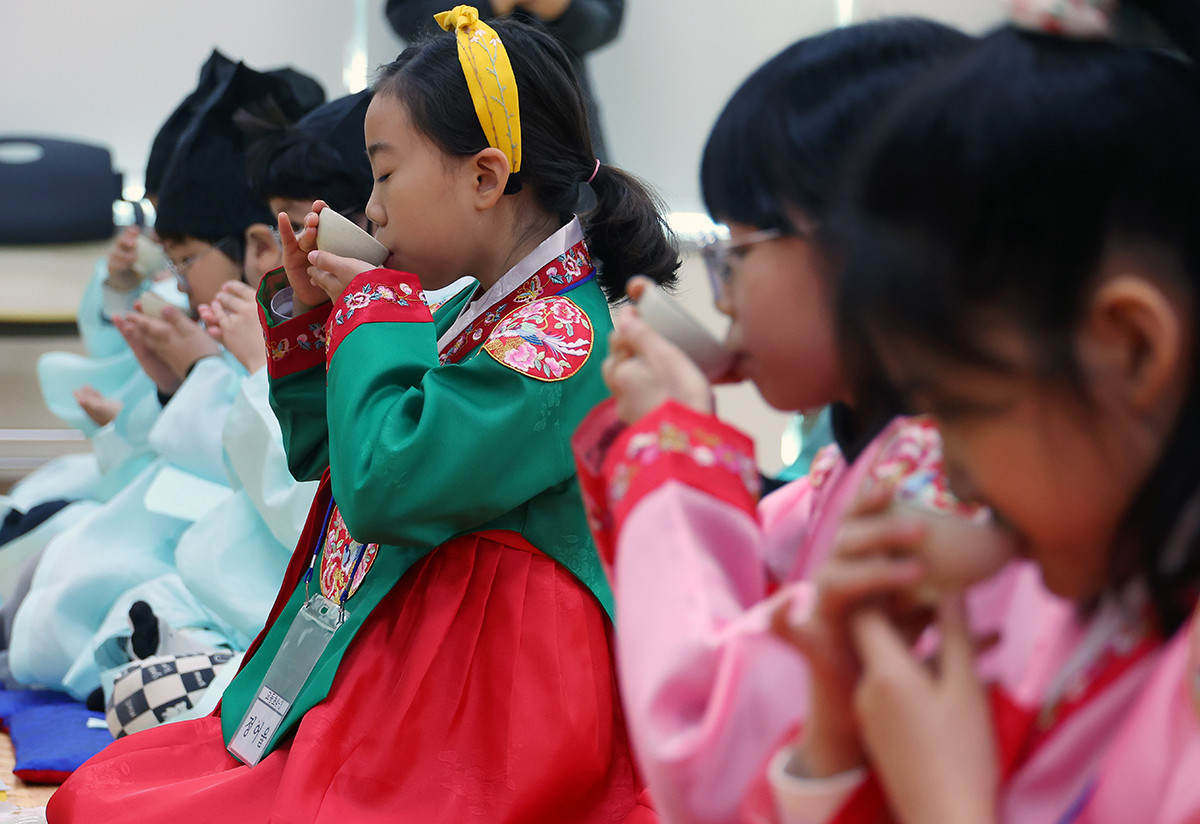 Para siswi SD sedang mempelajari tata cara upacara minum teh melalui Kelas Aktivitas Budaya Tradisional Libur Musim Dingin untuk Siswa SD. Acara ini diselenggarakan pada pagi hari tanggal 8 Januari di Akademi Konfusianisme Allak Seowon di Kuil Chungnyeolsa, Dongnae-gu, Busan. (Yonhap News)