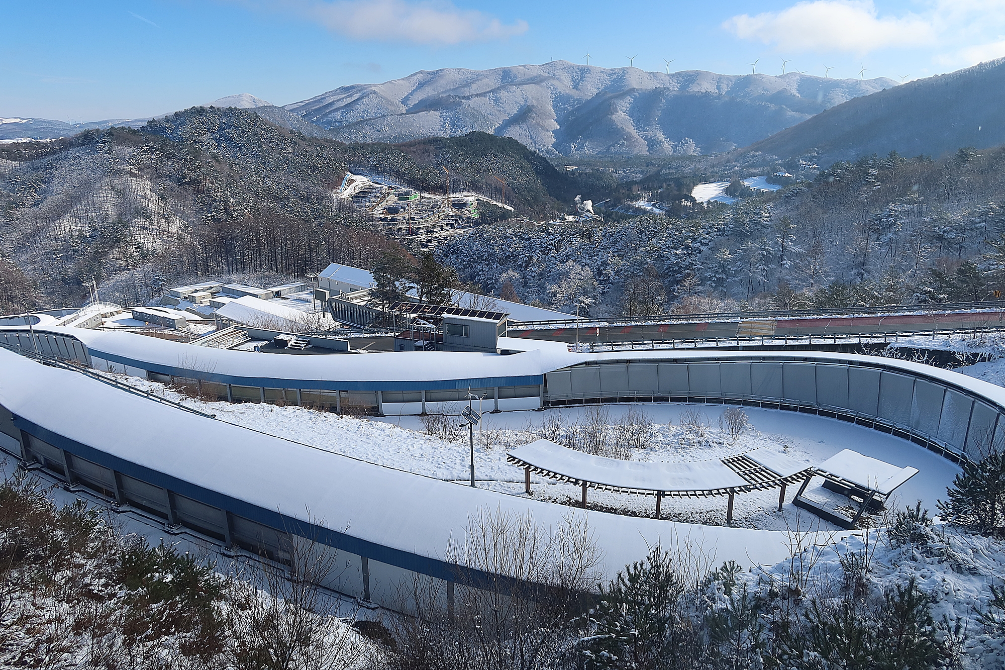 Olimpiade Remaja Musim Dingin Gangwon 2024 akan digelar dari tanggal 19 Januari hingga 1 Februari di Kota Gangneung, Pyeongchang-gun, Jeongseon-gun, dan Hoengseong-gun yang berada di Provinsi Gangwon. Foto di atas adalah pemandangan Alpensia Sliding Centre di Pyeongchang-gun, Provinsi Gangwon, tempat pertandingan kereta salju, skeleton, dan luge digelar. (Yoon Seungjin)