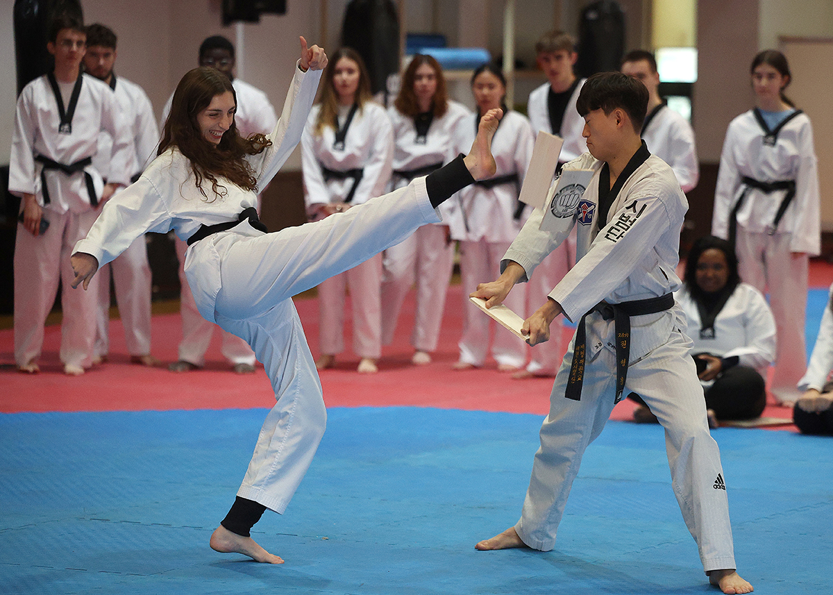 Pada tanggal 11 Januari, para mahasiswa internasional yang berasal dari universitas-universitas di Prancis mengikuti aktivitas taekwondo di Pusat Taekwondo Universitas Keimyung Kampus Seongseo yang terletak di Dalseo-gu, Daegu. 23 orang mahasiswa tersebut berasal dari universitas-universitas yang bekerja sama dengan Universitas Keimyung di Prancis. Selama liburan musim dingin, mereka mengunjungi Korea untuk mengikuti berbagai program seperti kelas budaya dan bahasa Korea. Mereka akan berada di Korea hingga tanggal 13 Januari mendatang. (Yonhap News)